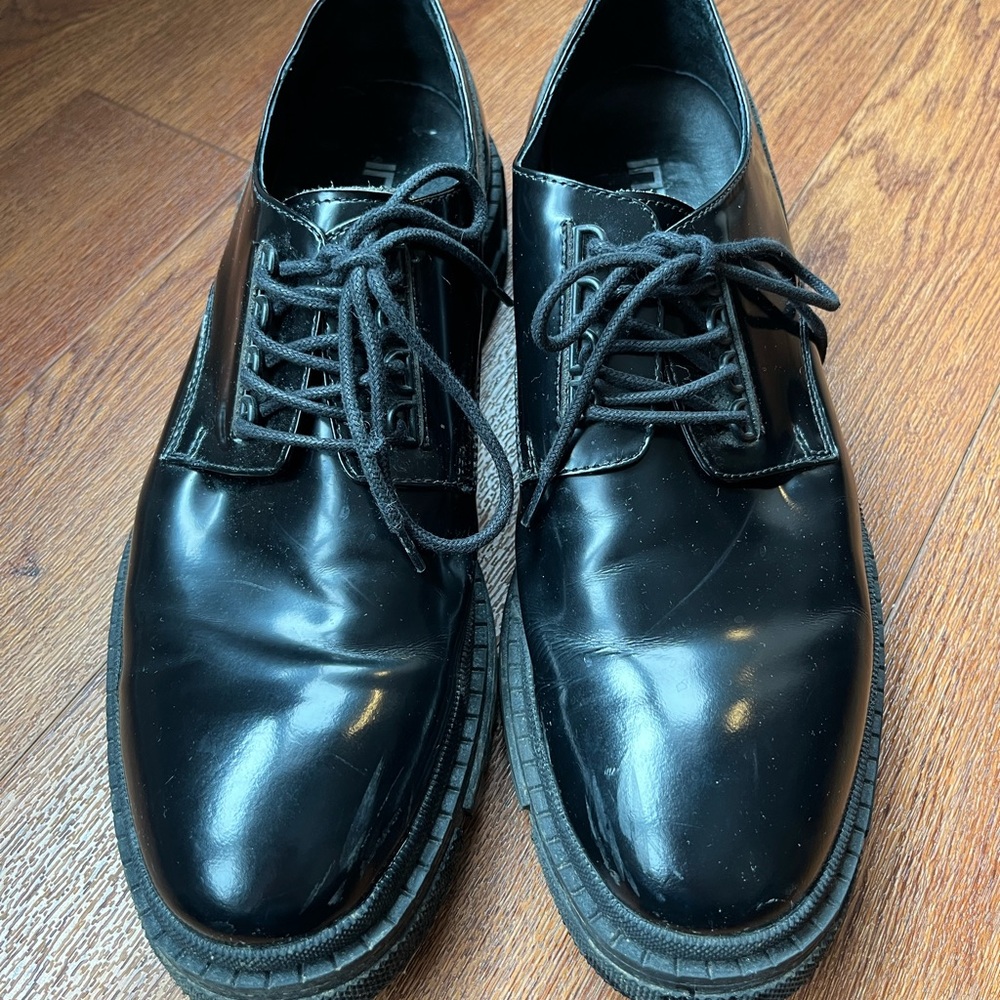 Black Leather Oxford Shoes with Closed Lacing
